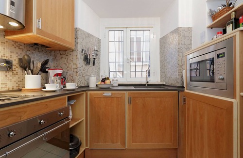 Rione III Colonna Apartment | The Spanish Steps Apartment on Via della Mercede - Early check-in and transfer!