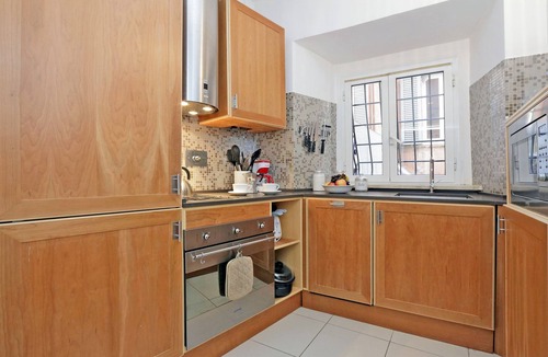 Rione III Colonna Apartment | The Spanish Steps Apartment on Via della Mercede - Early check-in and transfer!