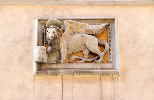 Rione III Colonna Apartment | The Spanish Steps Apartment on Via della Mercede - Early check-in and transfer!