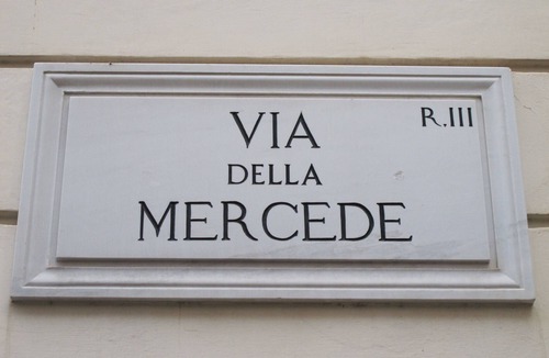 Rione III Colonna Apartment | The Spanish Steps Apartment on Via della Mercede - Early check-in and transfer!