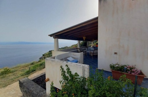 Vulcano Porto House | Typical Aeolian house 5 minutes' walk from the sea, Casa Francesca