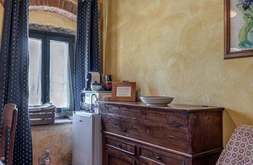 Pontassieve Apartment | Uliveto – with Shared Pool, Wi-Fi, and Air Conditioning