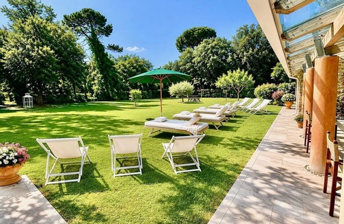 Marina di Pietrasanta House | Villa 400 meters from the sea. 7,000-square-meter grounds, air conditioning, Wi-Fi. Versilia. 5 min. from Forte dei Marmi