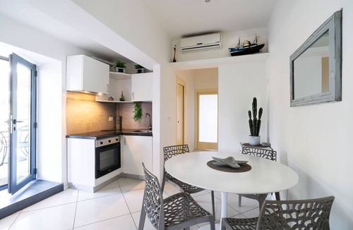 Stazzo Apartment | Villa Anemone - Iris Apartment, Sea Front