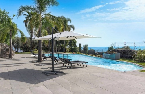 Stazzo Apartment | Villa Anemone - Iris Apartment, Sea Front