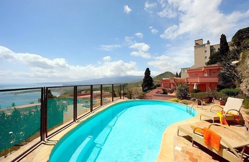 Taormina Villa | Villa Doride Piccola: An elegant and welcoming two-story villa which faces the sun and the sea, with Free WI-FI.