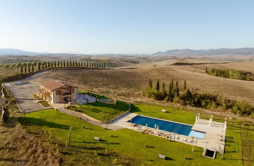 Peccioli Villa | Villa ETRU Private Home - Luxury Farm Stay with Restaurant and Experiences