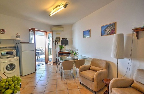 Praiano House | Villa Gisella A: A bright apartment which faces the sun and the sea, with Free WI-FI.