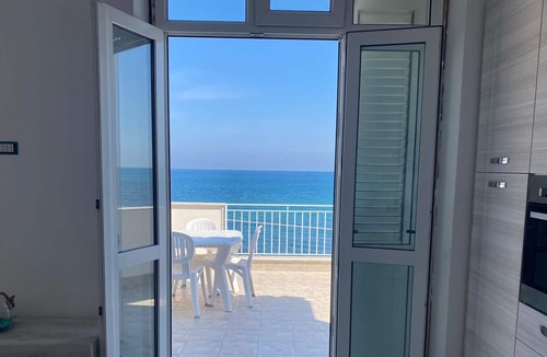 Casteldaccia House | Villa Gloria sleeps 8 on the beach