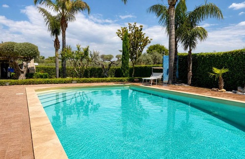 Chiaramonte Gulfi Villa | Villa in Chiaramonte Gulfi with 3 bedrooms sleeps 6