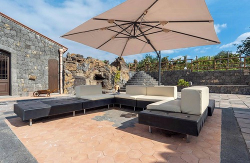 Santa Maria di Licodia House | Villa with pool and vineyards among Etna vineyards