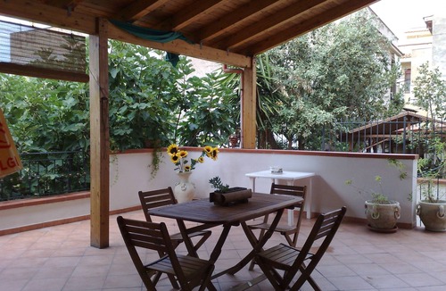 Capaci Villa | Villa with a veranda and outdoor shower by the sea and cultural sites