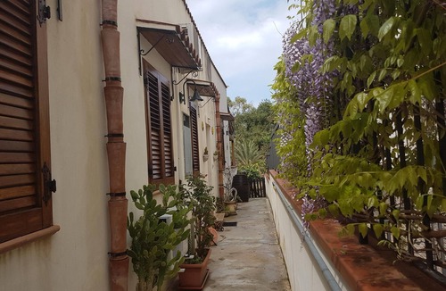 Capaci Villa | Villa with a veranda and outdoor shower by the sea and cultural sites