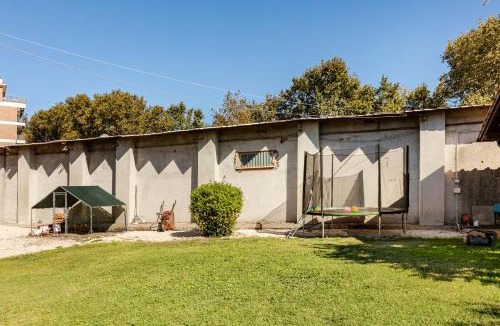 Quartiere XI Portuense Villa | Villa with Large Garden and Free Parking