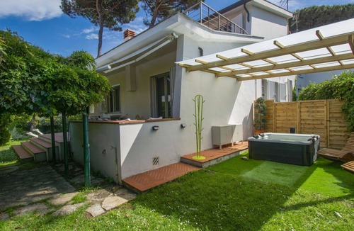 Tirrenia Villa | Wonderful private villa for 6 people with WIFI, hot tub, A/C, TV, terrace and pets allowed