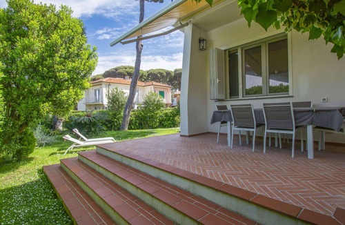 Tirrenia Villa | Wonderful private villa for 6 people with WIFI, hot tub, A/C, TV, terrace and pets allowed