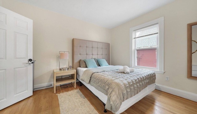 5BR 2BTH Bright & Spacious Apt in Brighton in Brighton