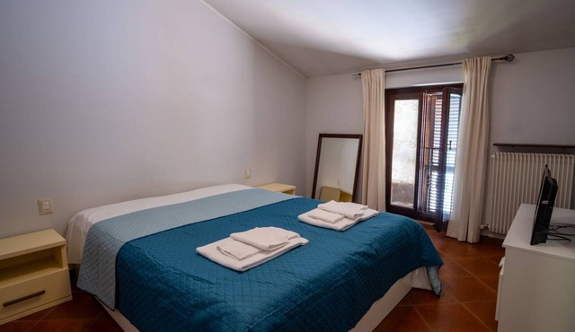 A comfortable 65 sqm apartment, suitable for up to 3 people, located on the first floor of a building without an elevator (access via stairs).The property is strategically located just 50 meters from the hospital.Piacenza city center is easily accessible