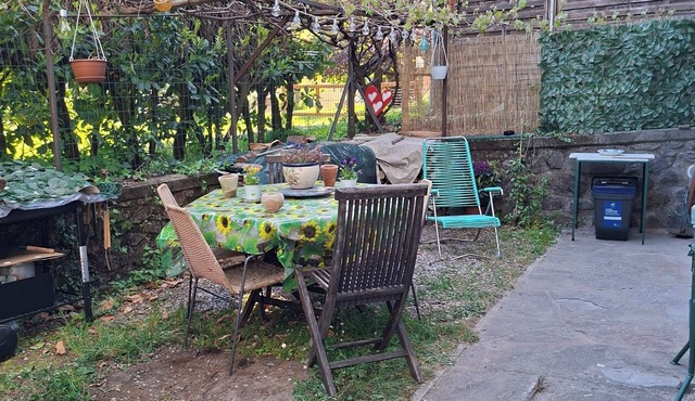 A peaceful spot just a stone's throw from the Teso Forest. Dogs welcome.