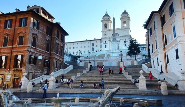A small detached house with a terrace on the second floor - in the heart of Rome