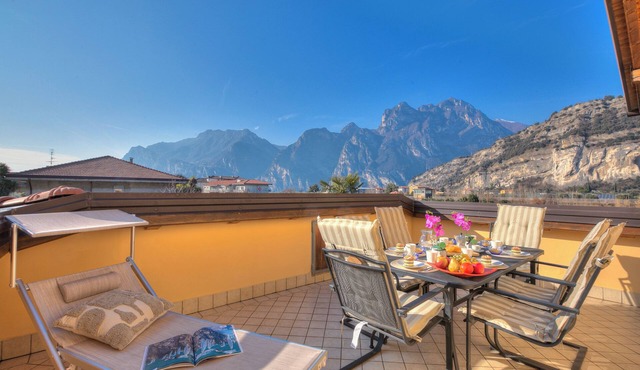 Agritur Laura- Oasi di luce 5 with Shared Garden, Torbole sul Garda, Italy