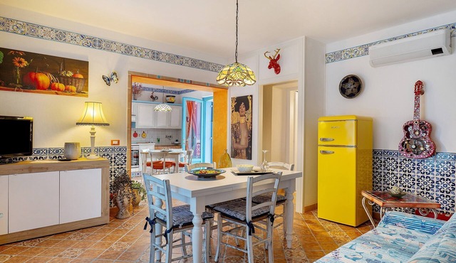 Apartment 'La Maison Des Artistes' with Wi-Fi and Air Conditioning