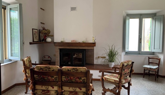 Apartment, private garden, bright, quiet pets allowed.
