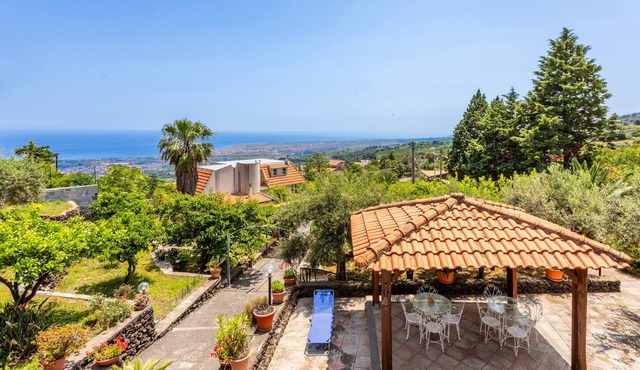 Apartment 'Sara' with pool, sea & Etna view, private terrace