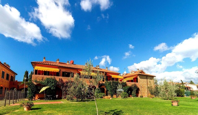 Apartment with WIFI, A/C, pool, TV, veranda, pets allowed, panoramic view, close to San Gimignano in Sughera