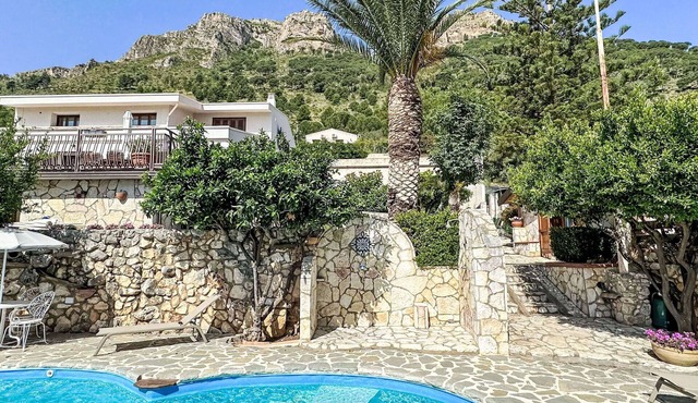 Beautiful apartment for 7 guests with pool, WIFI, A/C, TV and balcony