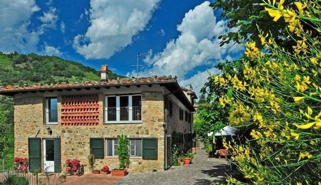 Beautiful Eco-Friendly Farmhouse with gorgeous montain view!