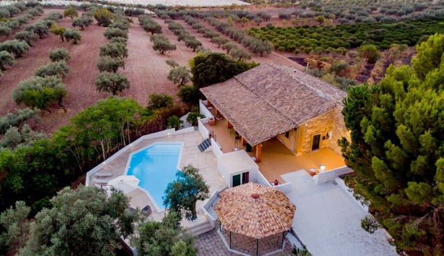Beautiful private villa for 10 guests with A/C, private pool, WIFI, TV, patio and pets allowed