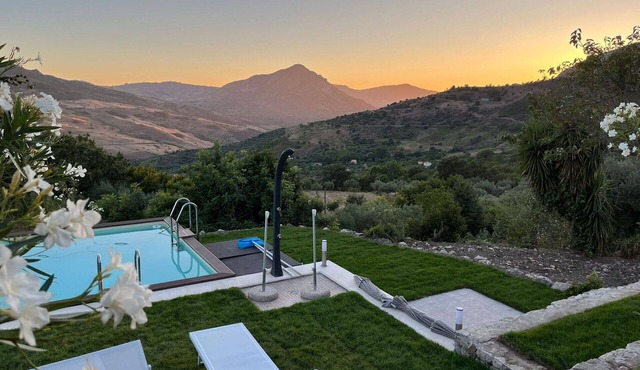 Beautiful private villa for 6 people with private pool, WIFI, A/C, TV and panoramic view