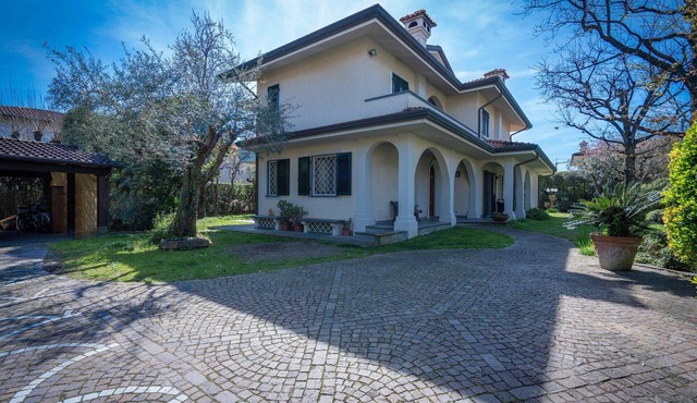 Beautiful private villa for 12 people with A/C, WIFI, terrace and pets allowed