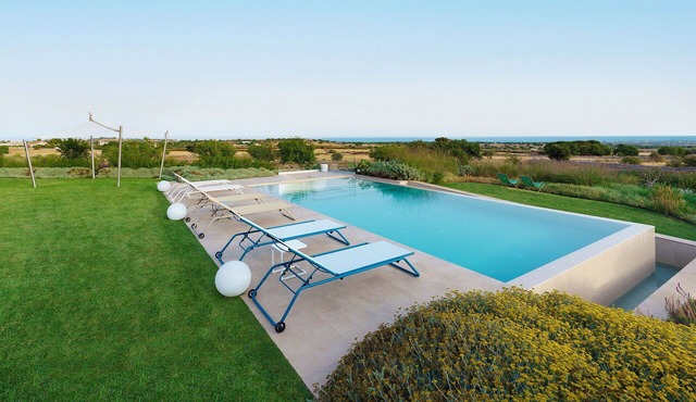 Beautiful private villa for 8 people with private pool, A/C, hot tub, WIFI, sauna, TV and terrace