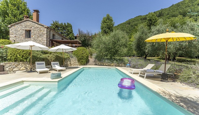 Beautiful villa with WIFI, A/C, private pool, TV, veranda, pets allowed and panoramic view