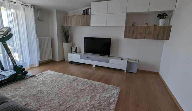 Bright 8th-floor penthouse with sea view 7 minutes' walk from the beach.
