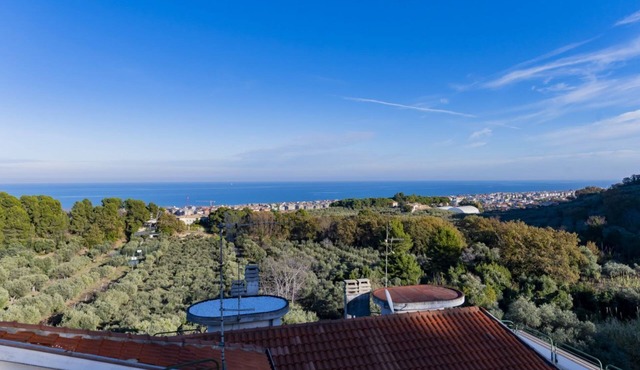 Bright villa of about 190 sqm located on two floors (stairs to access), can comfortably accommodate 4 people.The accommodation is located in San Silvestro, a very quiet residential district a few steps from the sea, equipped with all the main services: b