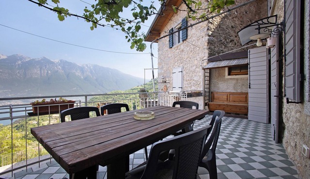 Casa Oliva Apartment with Lake View, Balcony and Wi-Fi