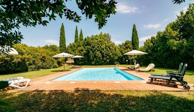 Charming 160 square meters apartment, perfect for six people, located on the first floor of a recently renovated medieval convent (no elevator).The property is located in Monti, a hamlet of Gaiole in Chianti: the area is extremely quiet and surrounded by