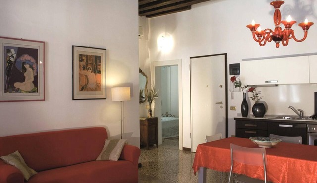 Charming canal view apart few steps from San Marco Square, quiet hidden corner