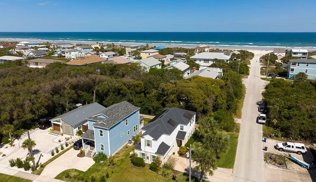 Charming home steps from the beach with enclosed yard and grill - dog-friendly in St. Augustine