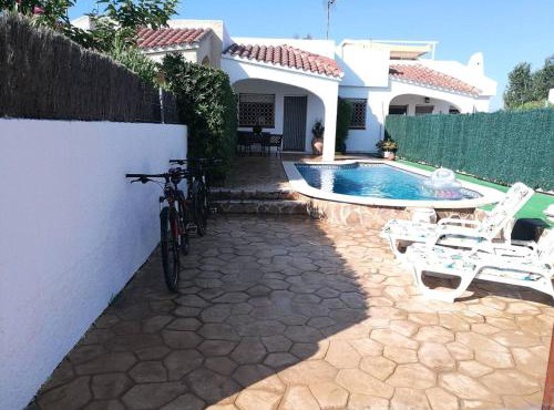 Charming House with Shared Pool in Riumar in Riumar
