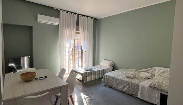 Comfortable cozy. quiet stay 5 minutes from the sea and 20 minutes from Etna