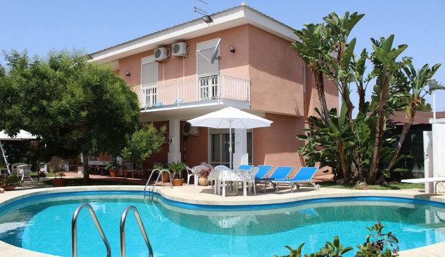 COMFORTABLE POOL VILLA WITH LARGE GARDEN SURROUNDING WHITE FOUNTAINS
