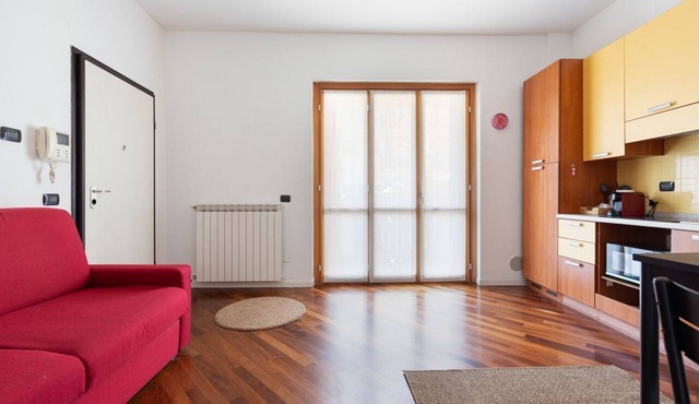 Comfortable studio of 30 sqm located on the first floor of a building in Milan with lift (stairs to access), can accommodate up to 2 people. The property is located in a strategic position just 700m from the yellow metro line M3 direct to Central Station in Milano
