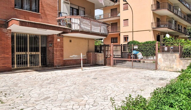 Cosy apartment for 9 guests with WIFI, A/C, TV, balcony and pets allowed