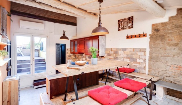 Cozy and characteristic 30 sqm attic apartment, ideal for 2 people, located on the 4th floor (NO lift) of an ancient building in good condition. The property is located in a lively district, full of services and well served by public transport, ideal for