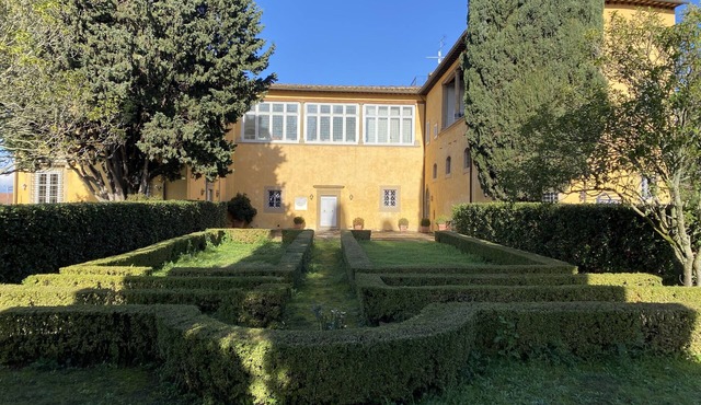 Dante's Paradise, prestigious apartment in Villa of 1300, 2.5 km from the center