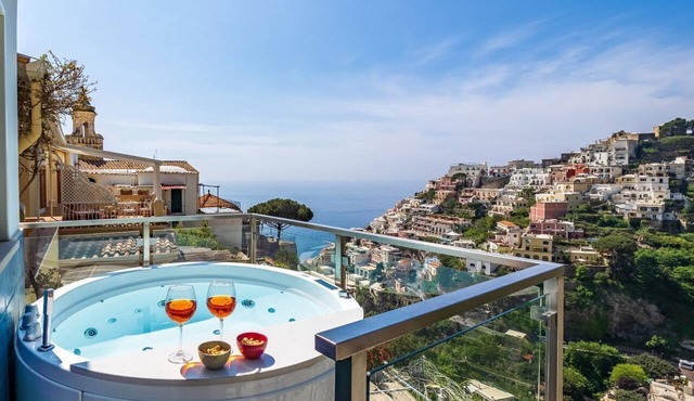 De Vivo Realty - Santoro Suite in Positano with a private hot tub